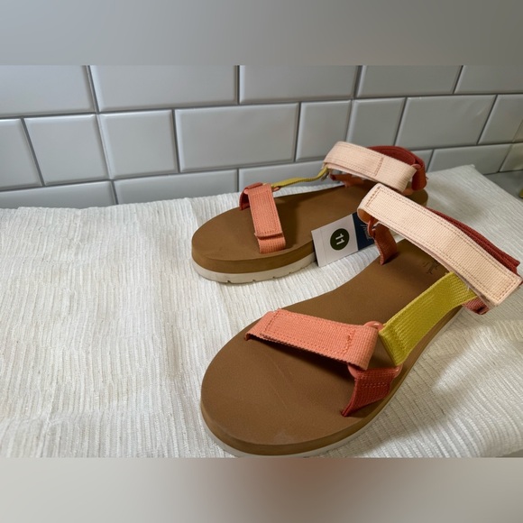 Platformed Sport Sandals - Picture 3 of 5